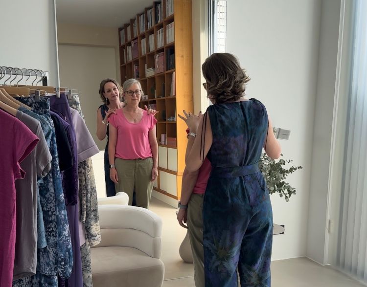 Elke Schaich-Kleve analysiert die Proportionen einer Kundin im Style-Workshop vor dem Spiegel.