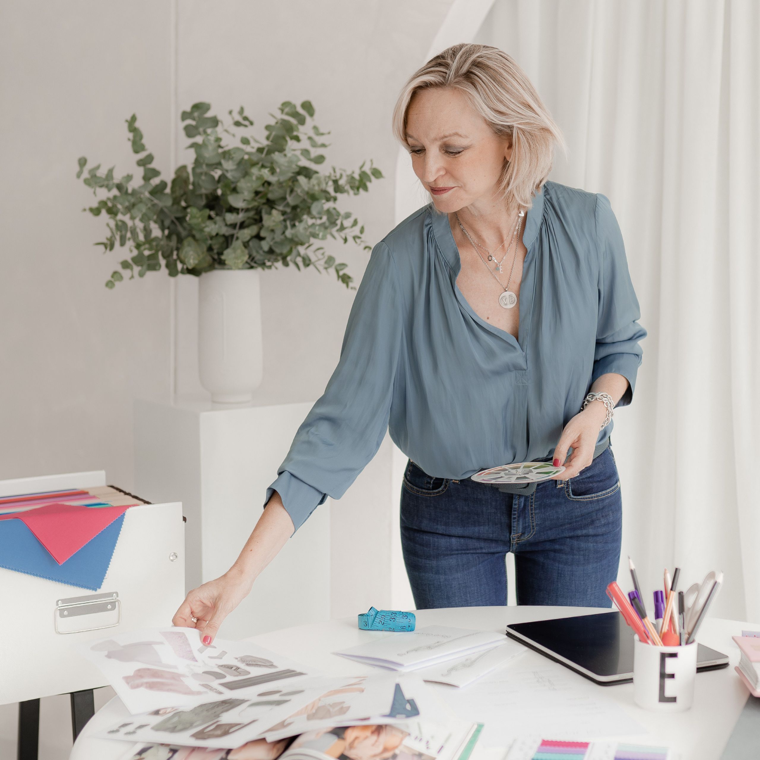 Elke Schaich-Kleve erklärt im Style-Workshop anhand von Outfitbeispielen passende Schnitte und Proportionen.