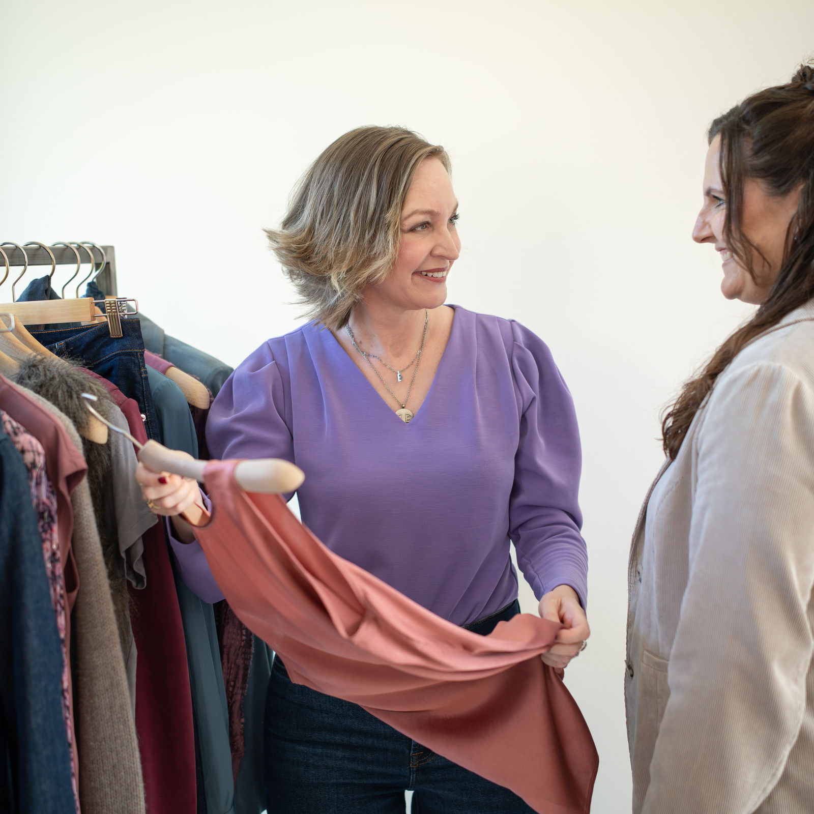 Style Coaching am Kleiderschrank mit Elke Schaich Style Coaching am Kleiderschrank mit Elke Schaich: Kundin bei der Auswahl passender Kleidungsstücke